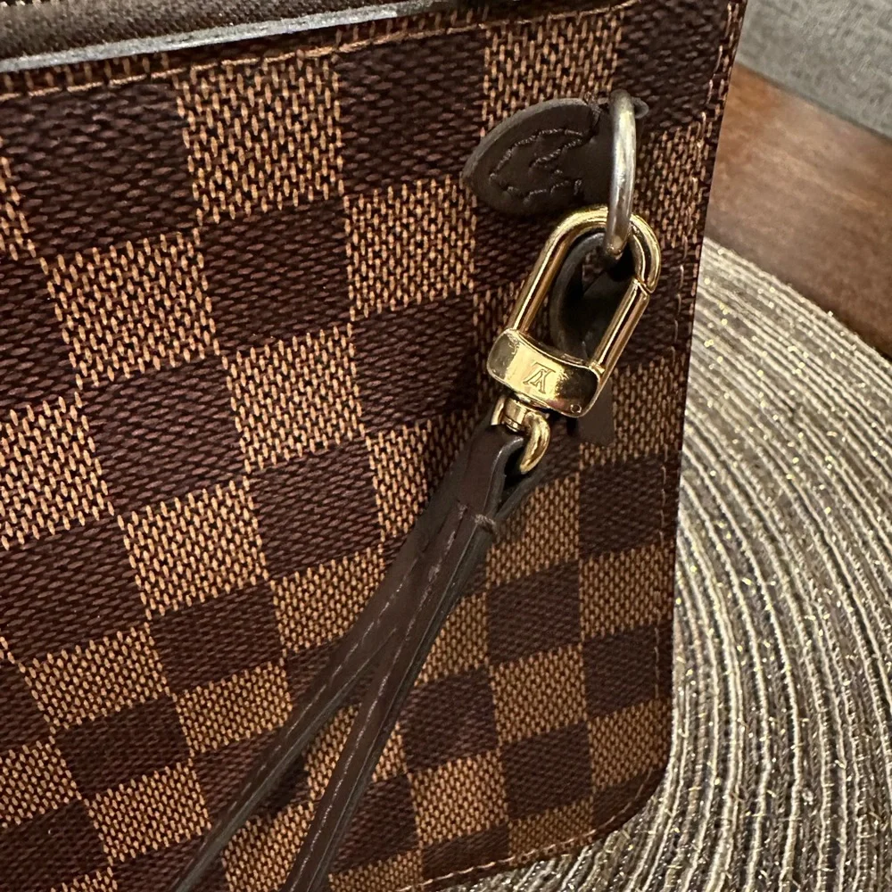 Authentic LV pouch - Picture 2 of 8